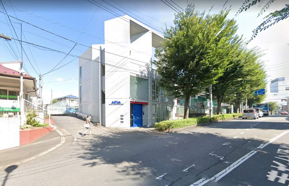 道路反対側からの外観