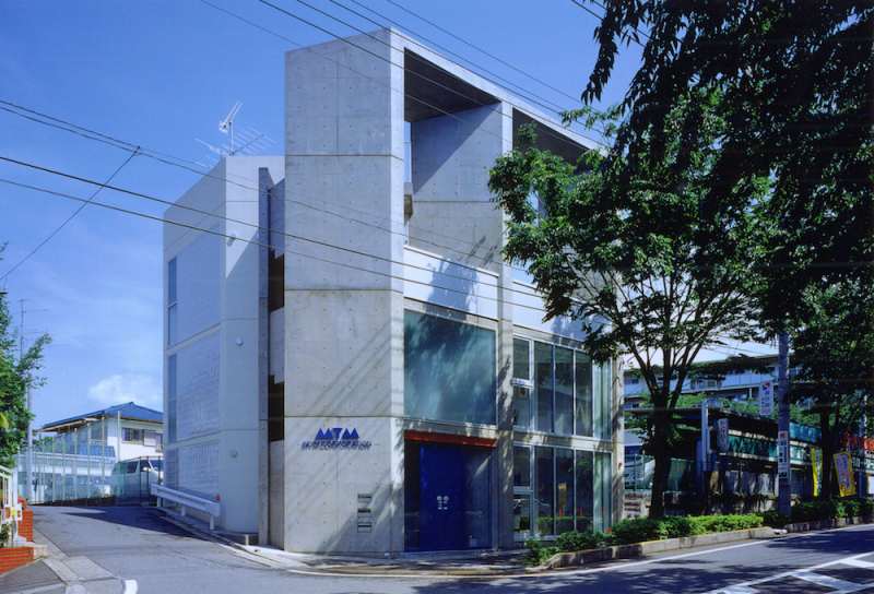 プチマイム［18坪の台形敷地を活用した事務所ビル］