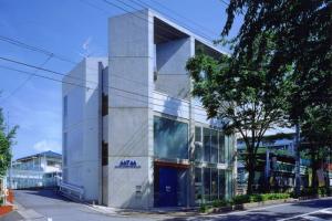 プチマイム［18坪の台形敷地を活用した事務所ビル］