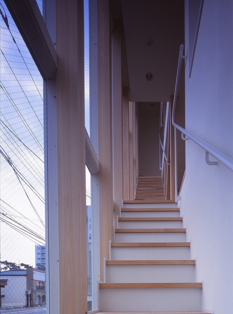 玄関から３階まで階段が続く