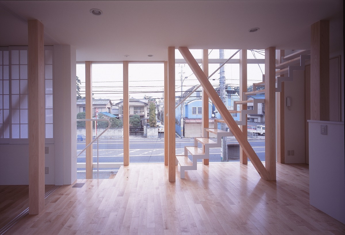 リビングルーム階段部のバッファーゾーンを通し、国道側の眺望を得る