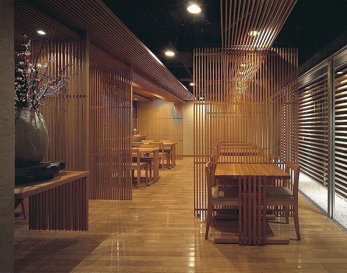 格子の重層により奥行きを感じる