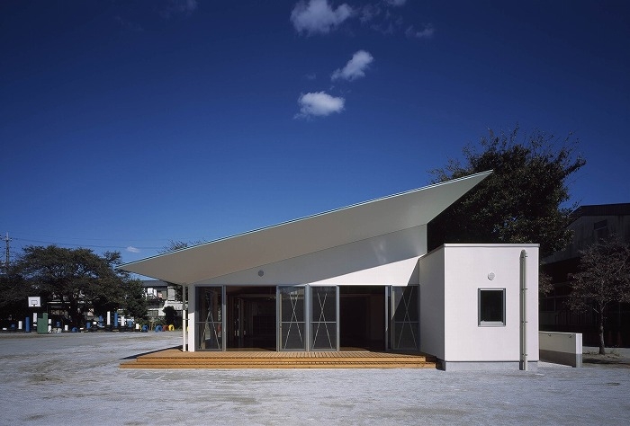 深い軒の出による陰影