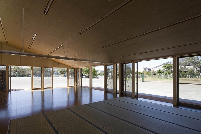 校庭と一体の外部空間