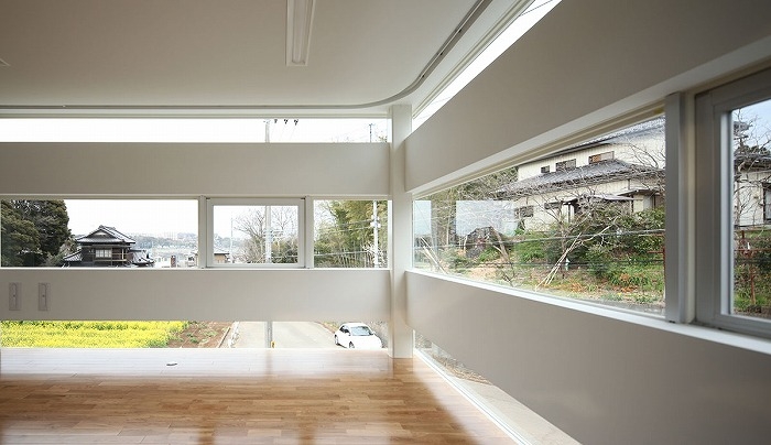 上段の開口部で空、中段で家並み、下段で畑や擁壁のそれぞれの景色が切り取られる