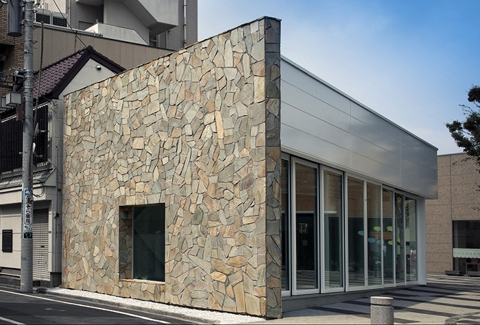 市道側とプロムナード側、それぞれに対応した表情