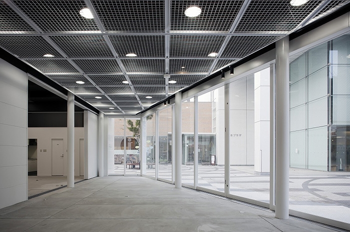 プロムナードに大きく開かれた展示室