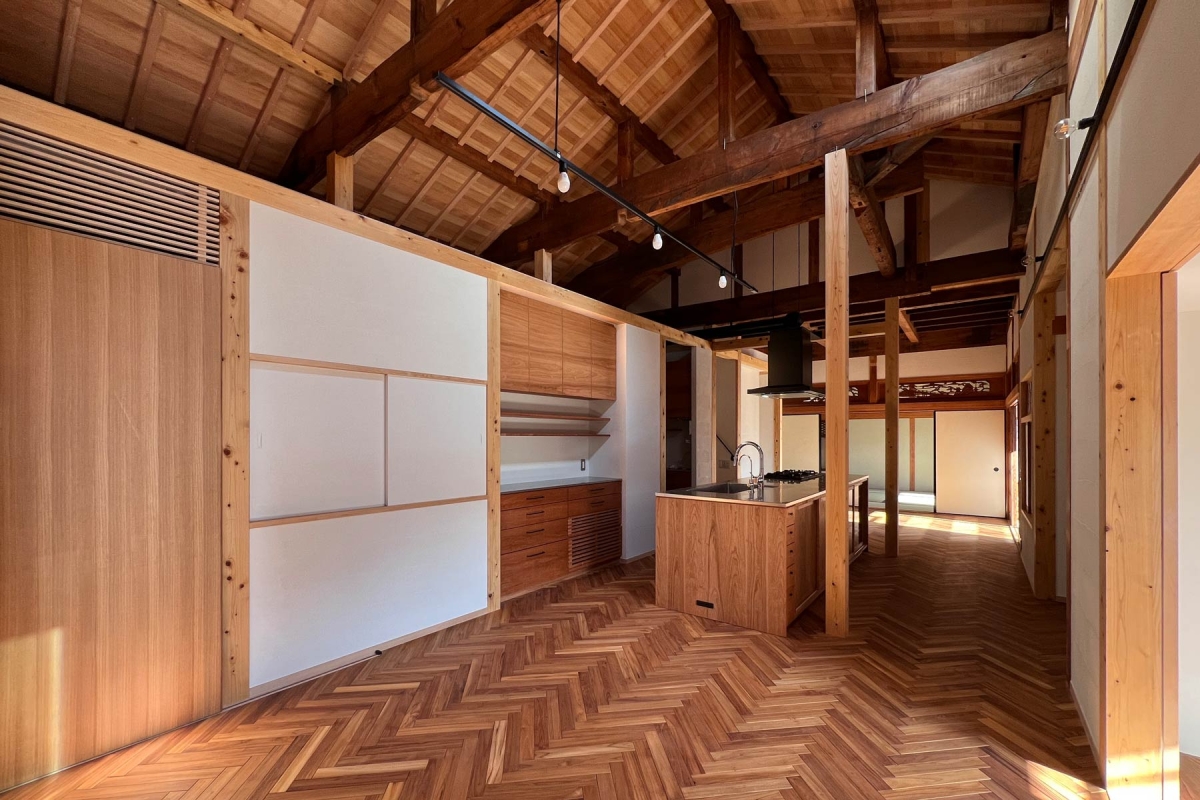 阿倍野の屋敷｜ダイニングからキッチン・リビング・和室