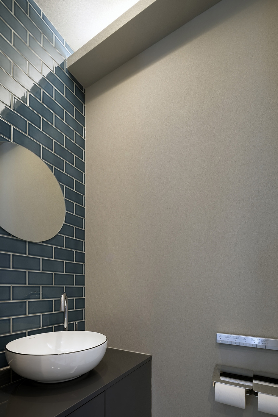 ﾄｲﾚ　タイル　間接照明