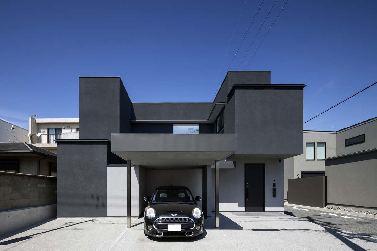 ホテルライクなコートハウス「ドッグランのあるタイル床の家」