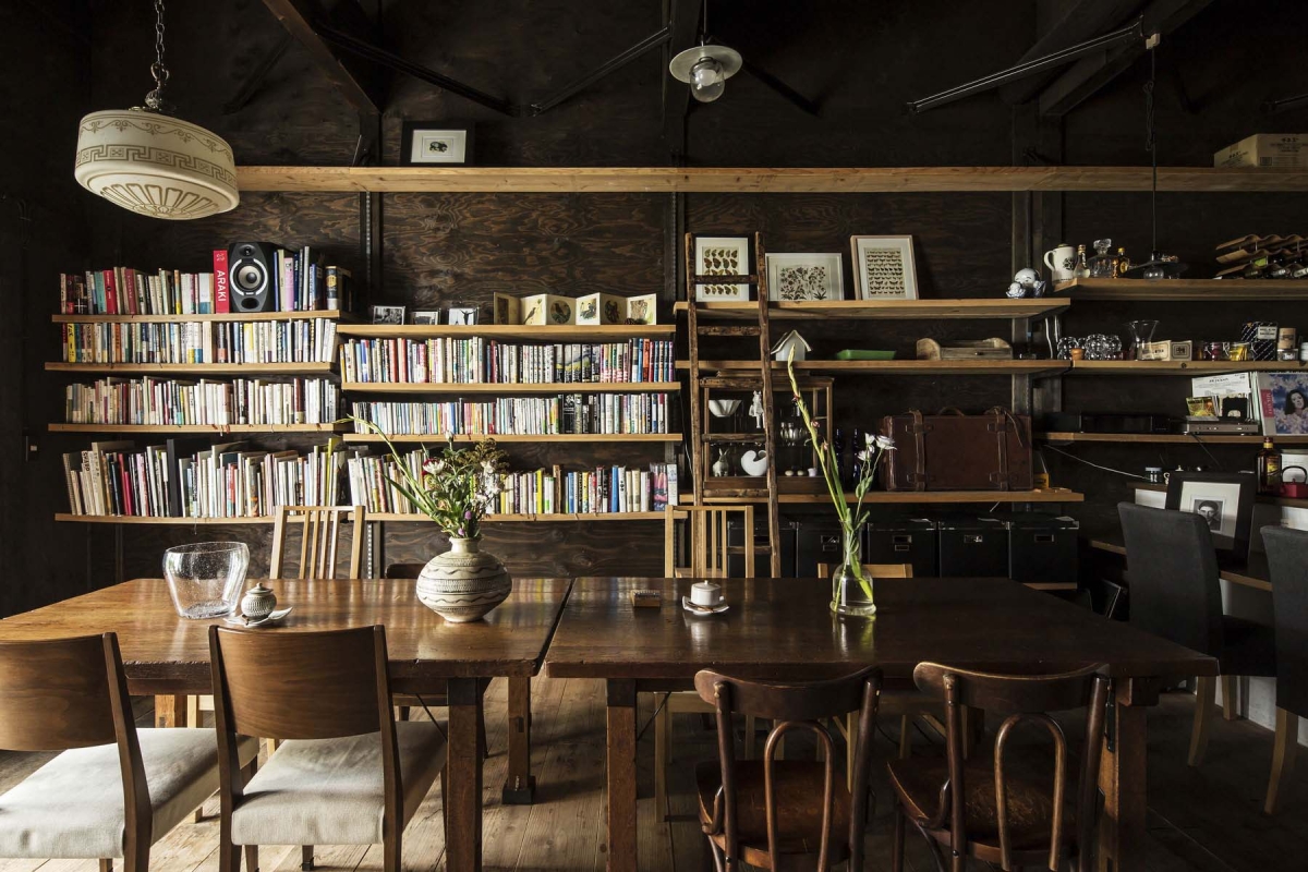 カフェ・フランツ・カフカ｜客席・棚