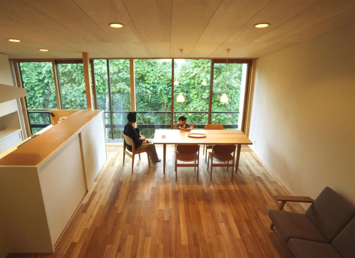 居間を見下ろす