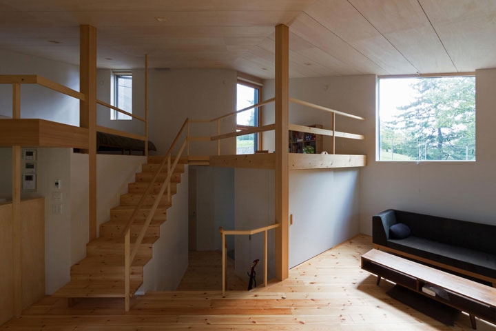 食堂から玄関、2階を見通す