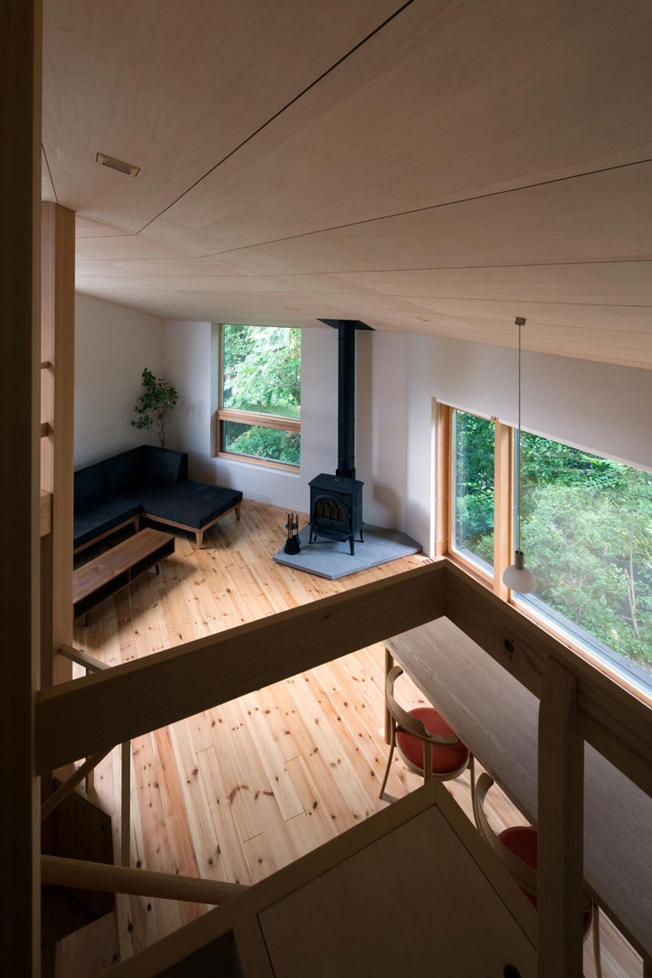 寝室から居間を見る