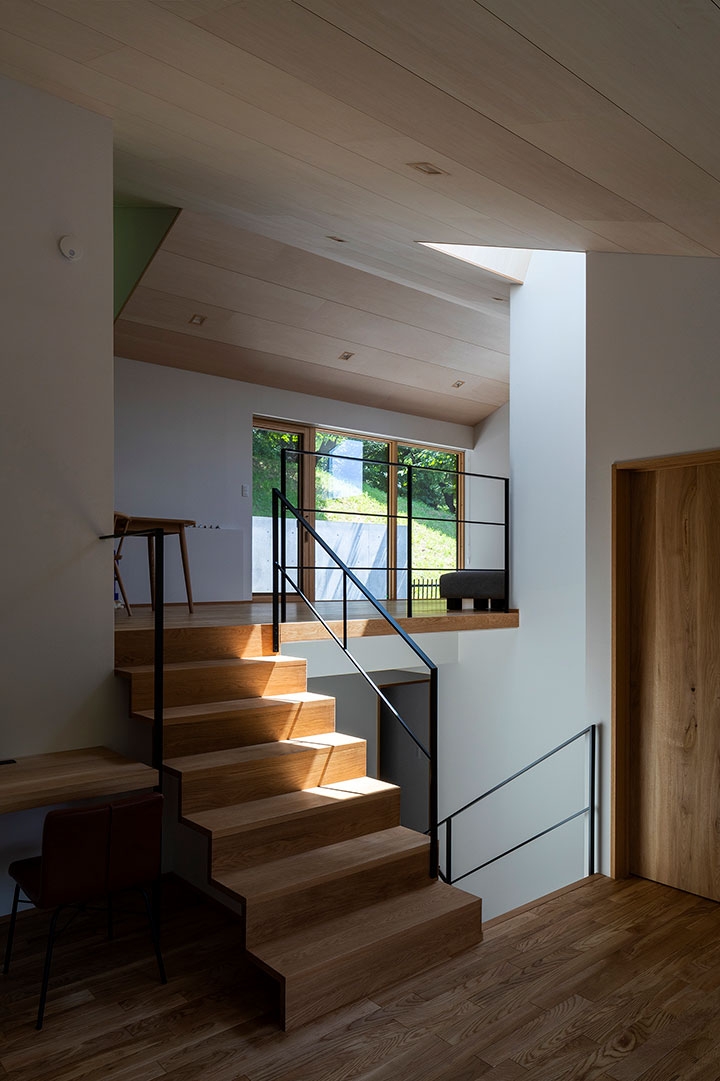 和室から居間を見る