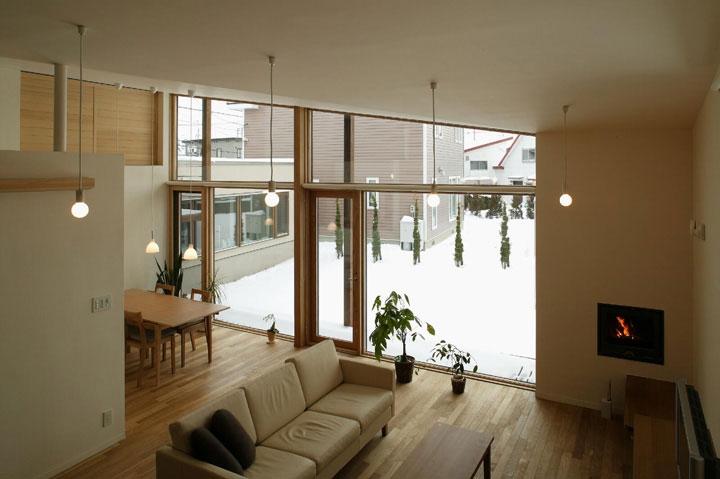 居間を見下ろす