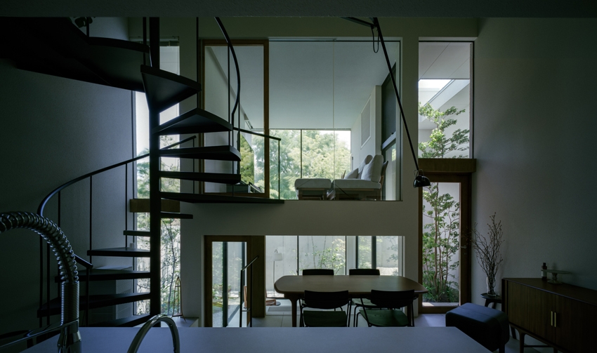 光明池のコートハウス