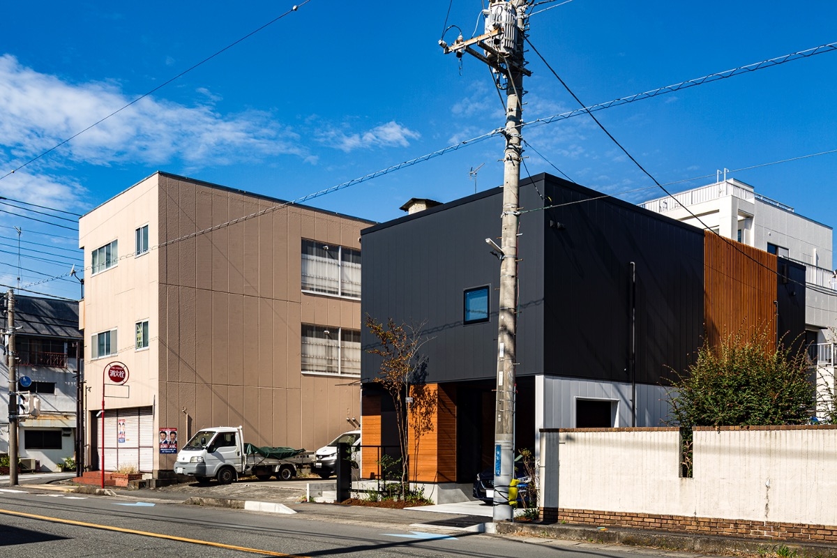 algenubi｜市街地に建つ三角形の中庭を持つ住宅