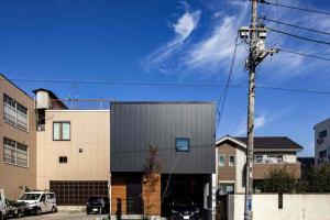 algenubi｜市街地に建つ三角形の中庭を持つ住宅