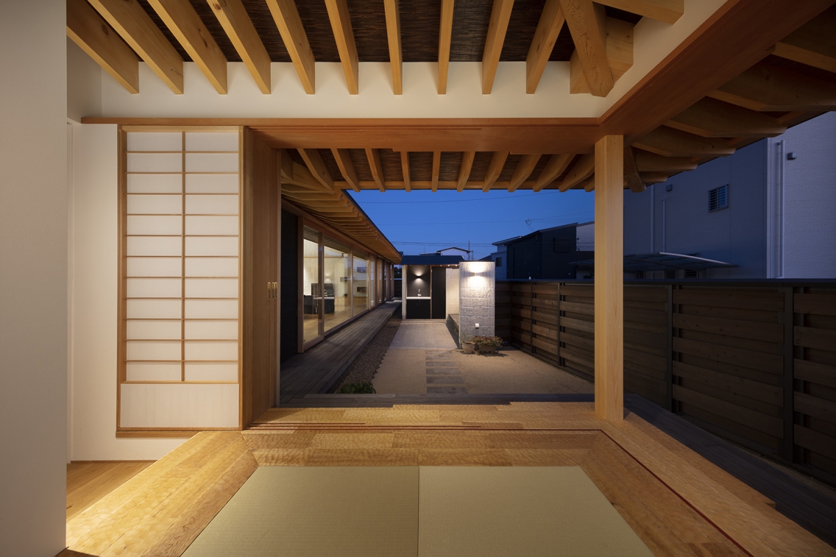 半屋外にもなる小間