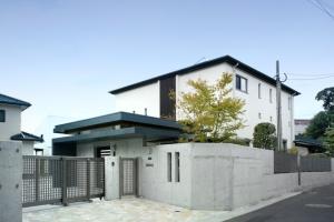 方形の屋根の家