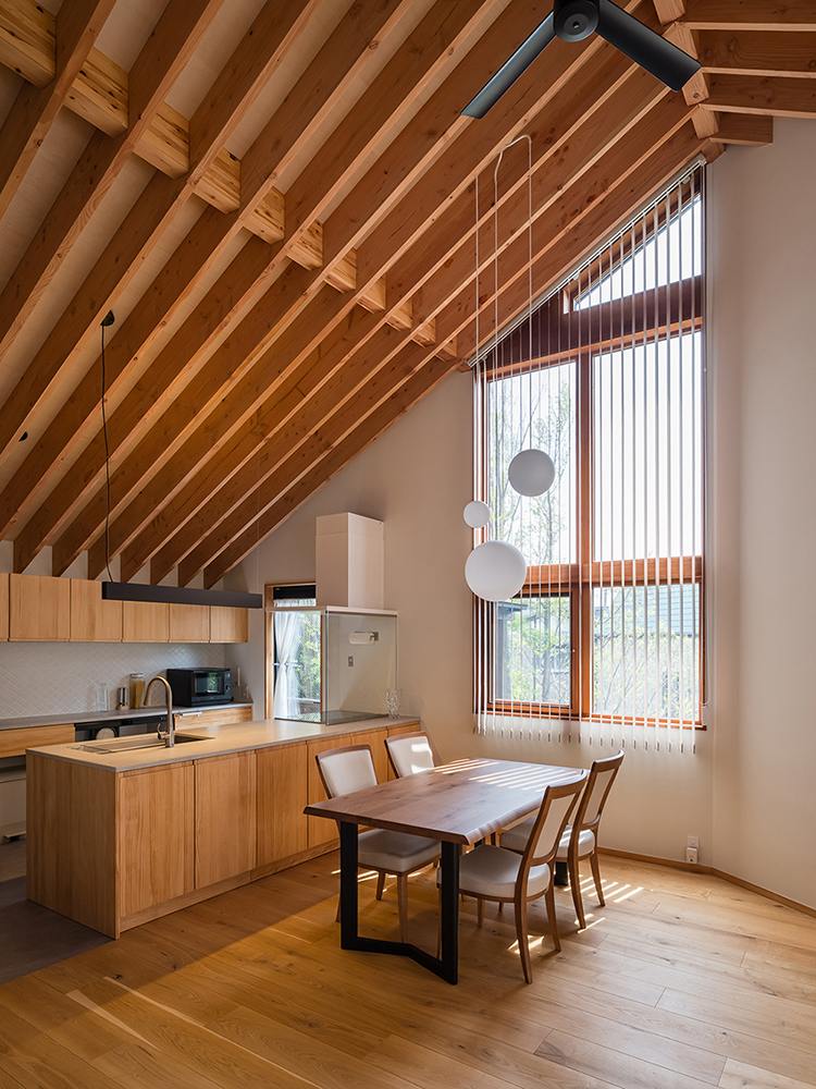 ダイニングキッチンを見る