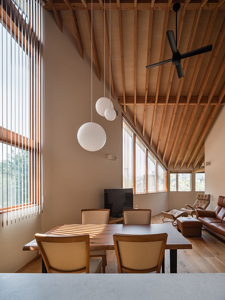 キッチンからリビング側を見る