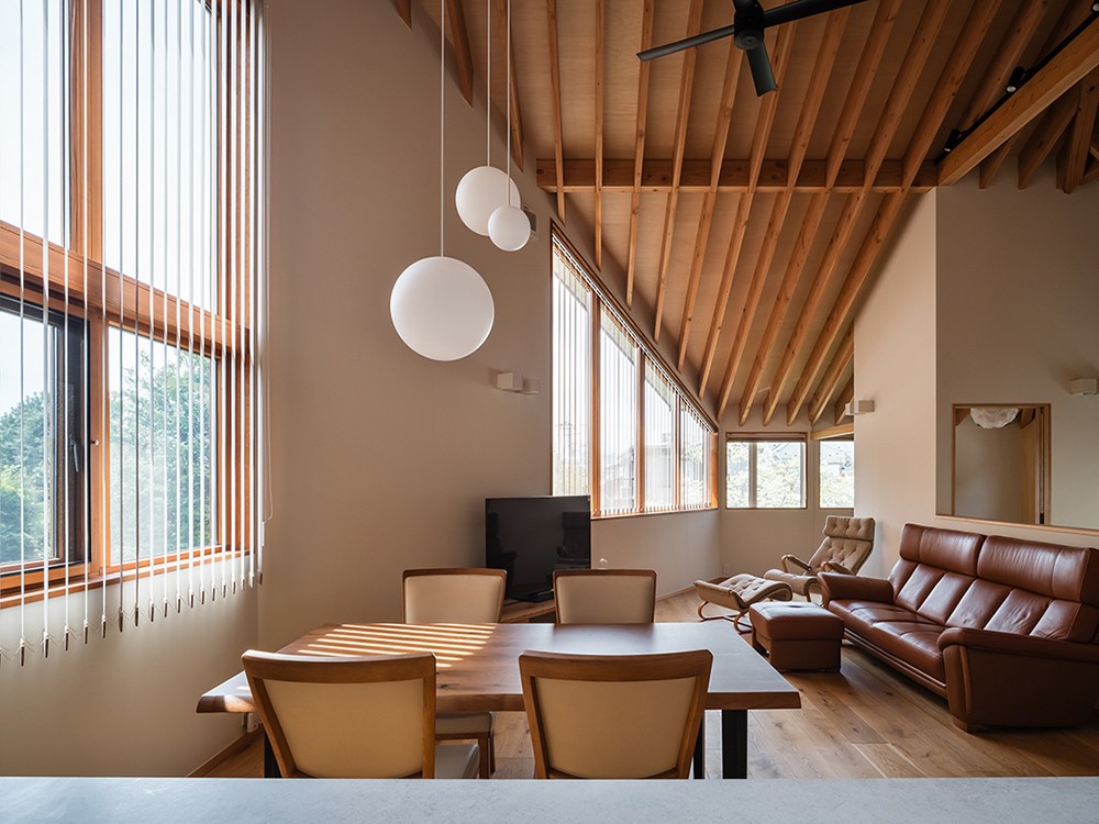 大きな窓の緑道沿いの家［光と緑に包まれて暮らす2階リビング］