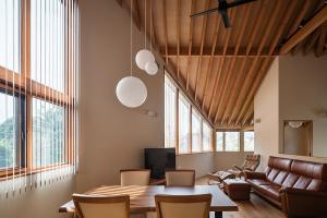 大きな窓の緑道沿いの家［光と緑に包まれて暮らす2階リビング］