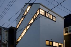 斜め窓で眺望もプライバシーも確保　OUCHI-06　神奈川の3階建ての家
