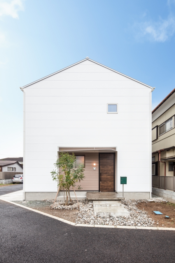 2階リビングを持つ真っ白な箱の小さな家